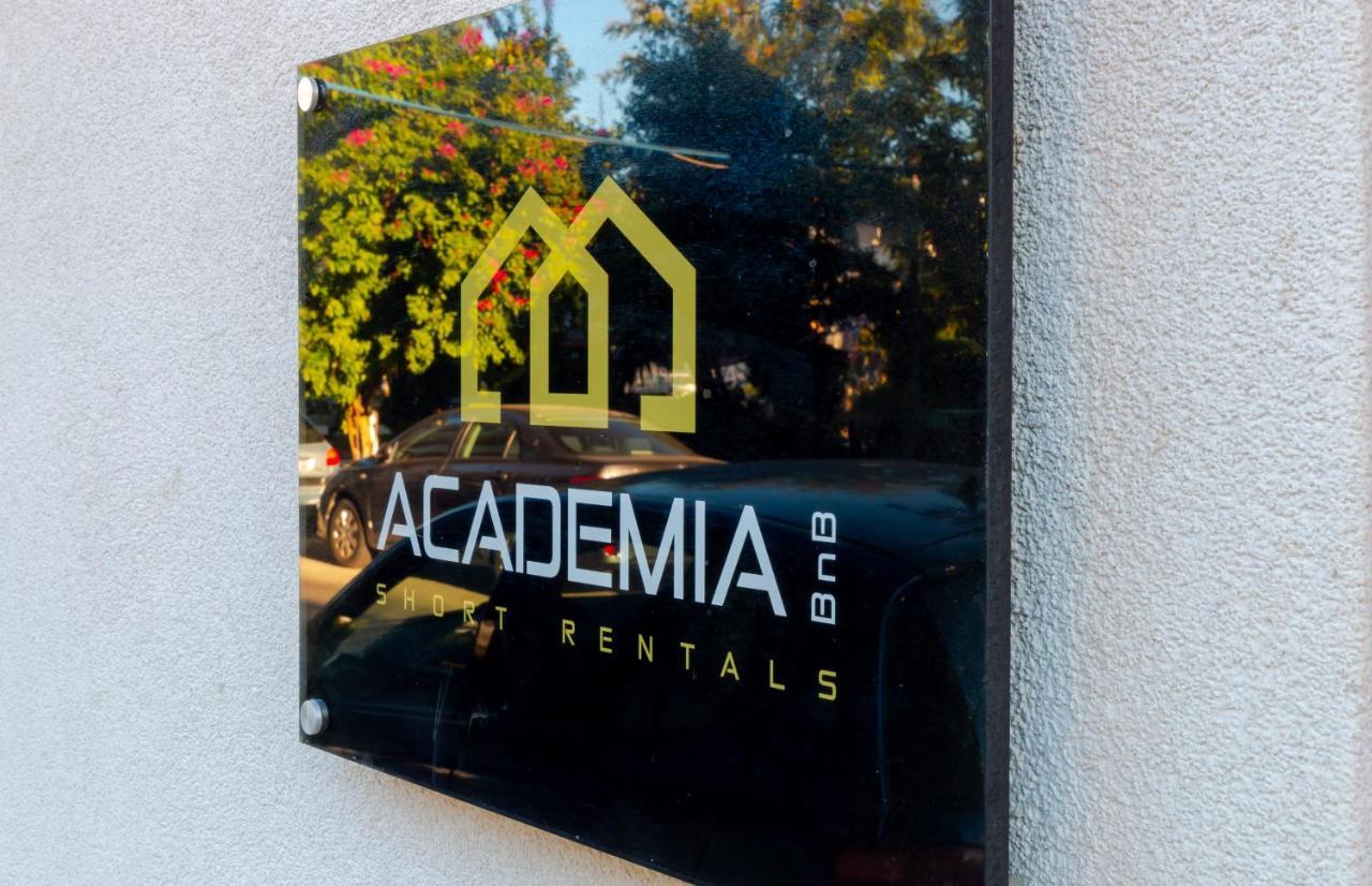 Academia By The Park Apartment *